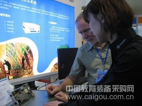 泛华工程师向客户介绍产品