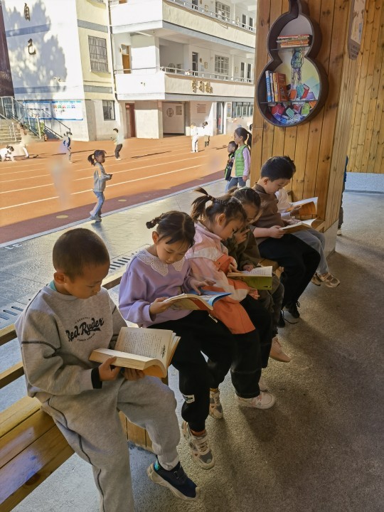 书香满校园，阅读助成长——黄山市实验小学阅读长廊、诚信书吧闪亮登场