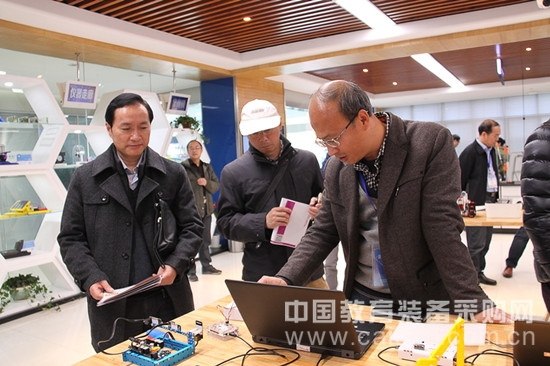 全國基礎教育裝備工作會議與會代表考察南京教育裝備