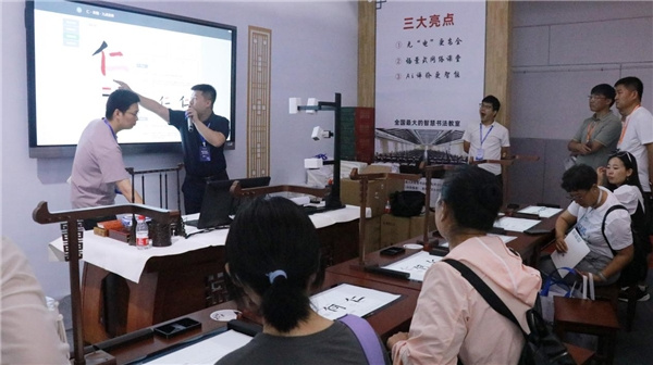 華文眾合第8代智慧書法教室亮相呼市，聚焦書法教育數字化轉型