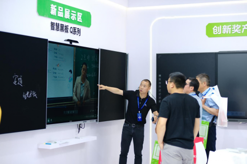 安道教育新产品组合亮相西北教装展，展示教育信息化新思路。