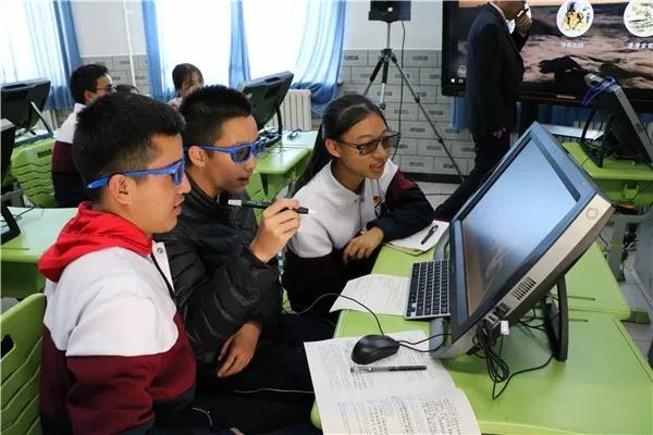 中教啟星歷史VR教學系統首秀 師生集體“玩穿越”