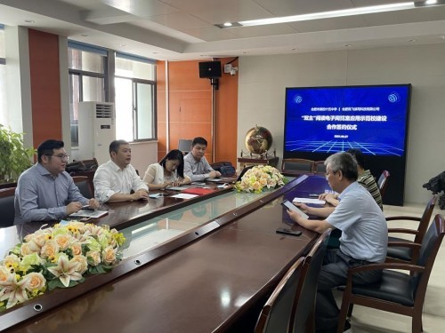 科大讯飞与合肥市第四十五中学合作共建“双主”阅读电子阅览室