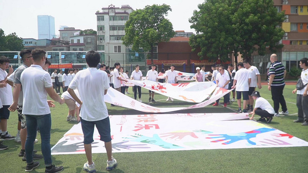 不一般！广州市为明学校国际部百人绘巨画献礼教师节