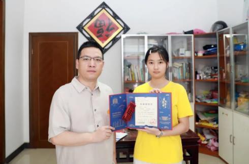 001號精準送達！嘉興南湖學院校長賈文勝為新生送出錄取通知書