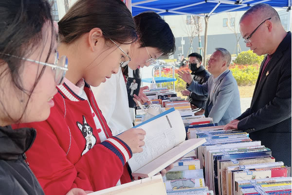 “开门借书”到“上门送书” 浙江水利水电学院图书馆举办流动图书馆活动