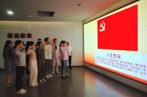 三級聯創｜河南工學院藝術設計學院：開展“追尋紅色足跡 感悟初心使命”主題黨日活動