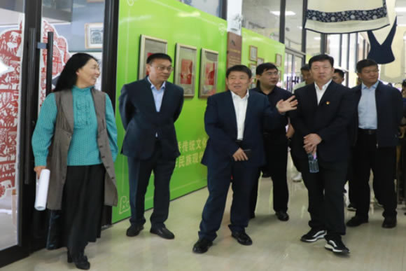 通化師范學院舉行鑄牢中華民族共同體意識教育實踐基地揭牌儀式暨長白山滿族枕頭頂刺繡造型研究交流展