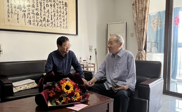 1727399134120902.jpg 宿州學院領導走訪慰問勞模代表