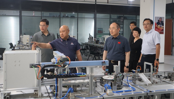 兰州石化职业技术大学副校长刘兴勤一行到瑞亚智控科技有限责任公司调研交流