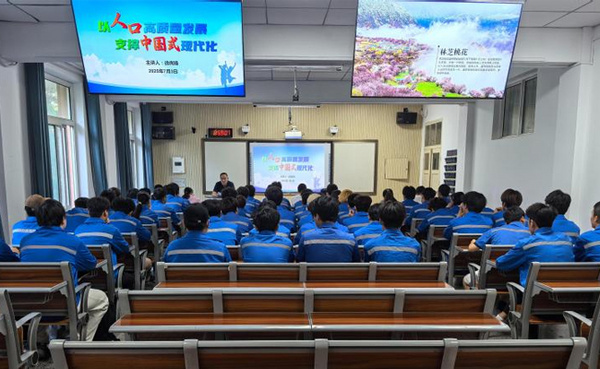 兰州石化职业技术大学党委常委、纪委书记、监察专员徐尚锋为联系学院师生讲授思政课