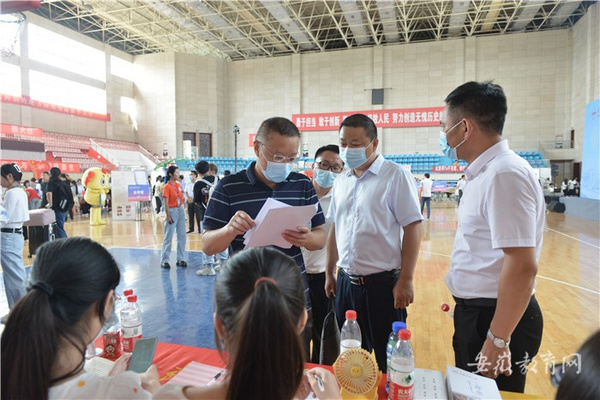 安慶師范大學喜迎2021級新同學