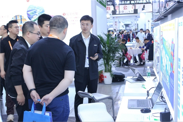 润尼尔携中小学VR+AI五大教育新产品亮相第85届教育装备展