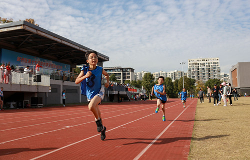 扬州市经开区第十七届中小学生田径运动会顺利举行