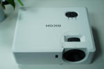 高亮度，長壽命 理光激光商教投影機PJ RW2208L測評